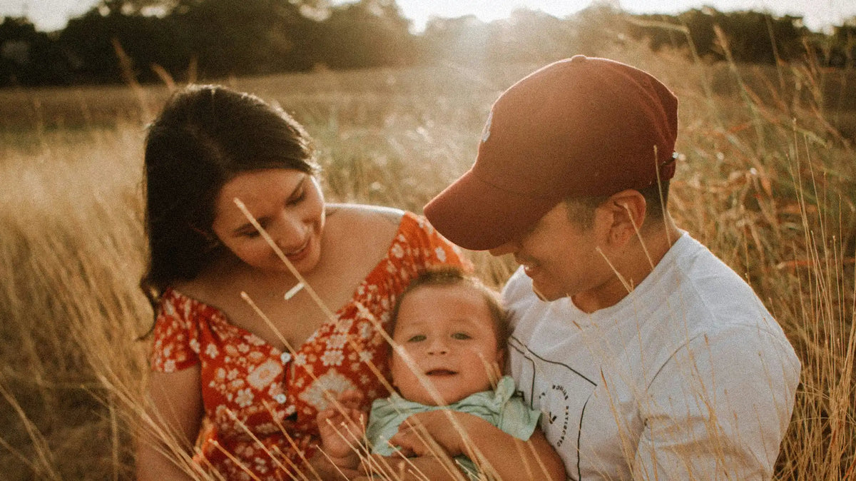 Famille souriante avec un bébé représentant l'importance des Oméga 3 DHA pour le bon développement du cerveau, de la vision et de la grossesse