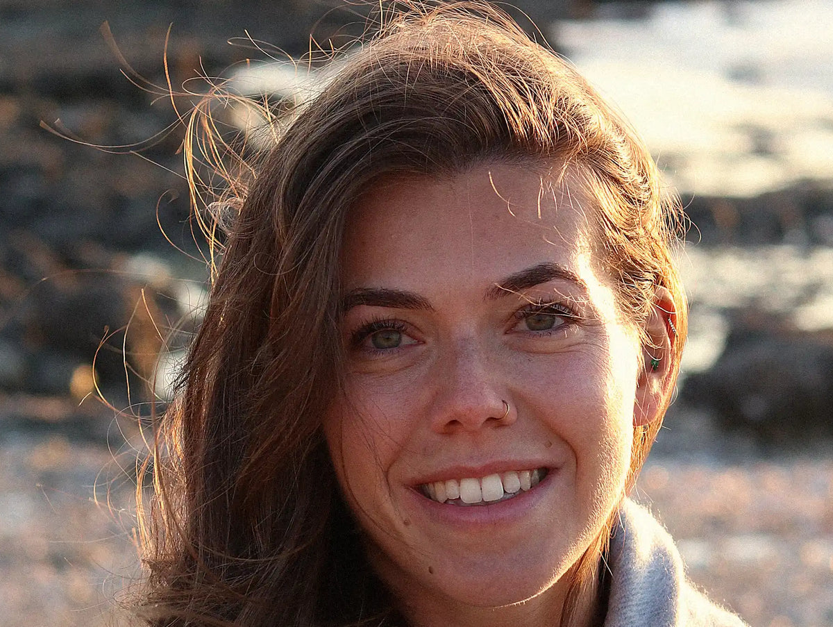 Femme souriante dans les 30 ans