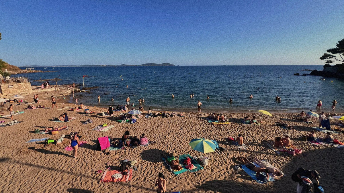 Plage ensoleillée : comment soutenir sa peau face aux radicaux libres et les UV