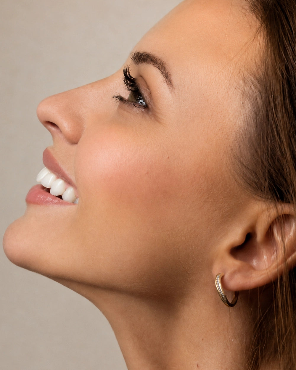 Femme souriante et apaisée