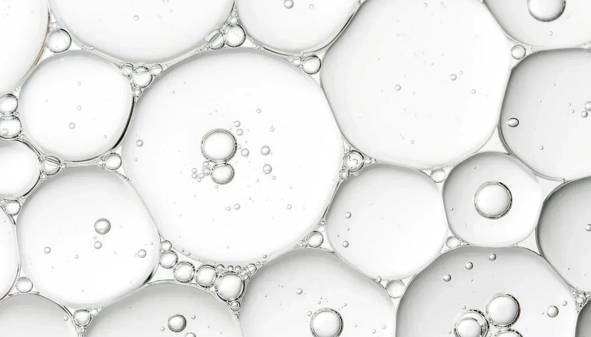 Goutte d'acide hyaluronique représentant le pouvoir hydratant des cosmétiques pour la peau en fonction de son poids moléculaire