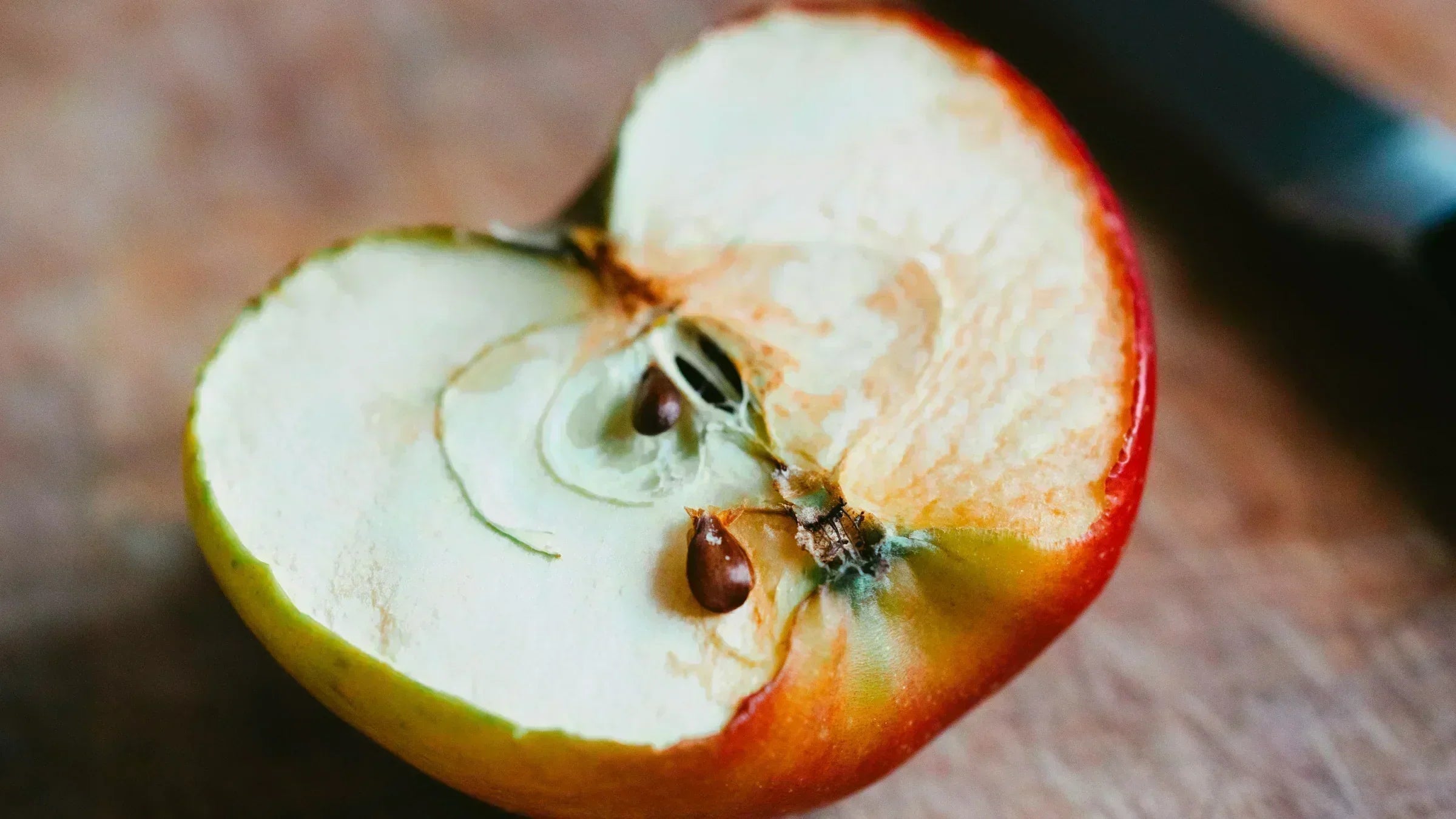 Pomme coupée en deux, dont la chair brunit sous l’effet de l’oxydation, illustration du stress oxydatif.