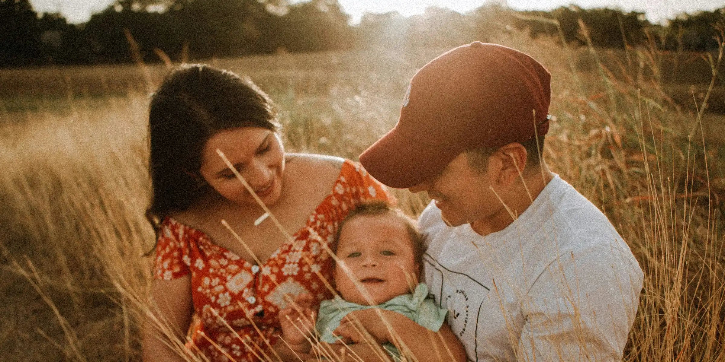 Famille souriante avec un bébé représentant l'importance des Oméga 3 DHA pour le bon développement du cerveau, de la vision et de la grossesse