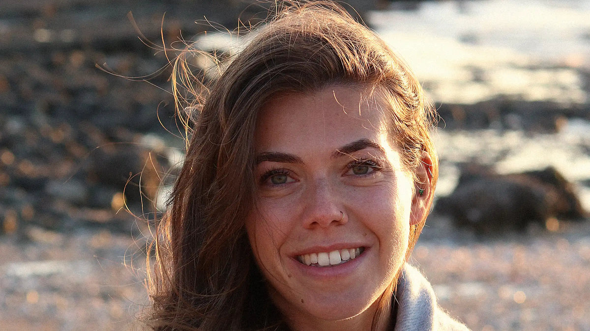 Femme souriante dans les 30 ans