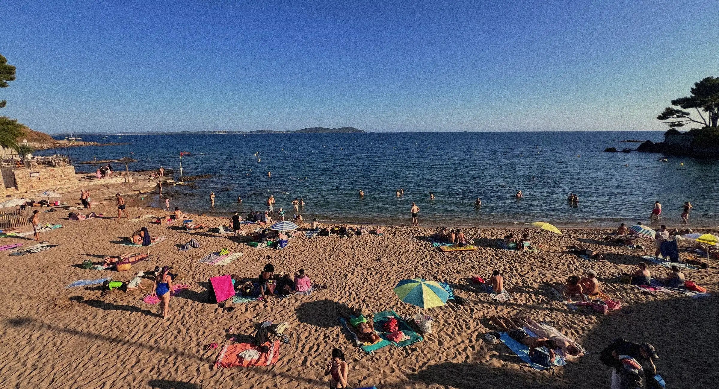 Plage ensoleillée : comment soutenir sa peau face aux radicaux libres et les UV