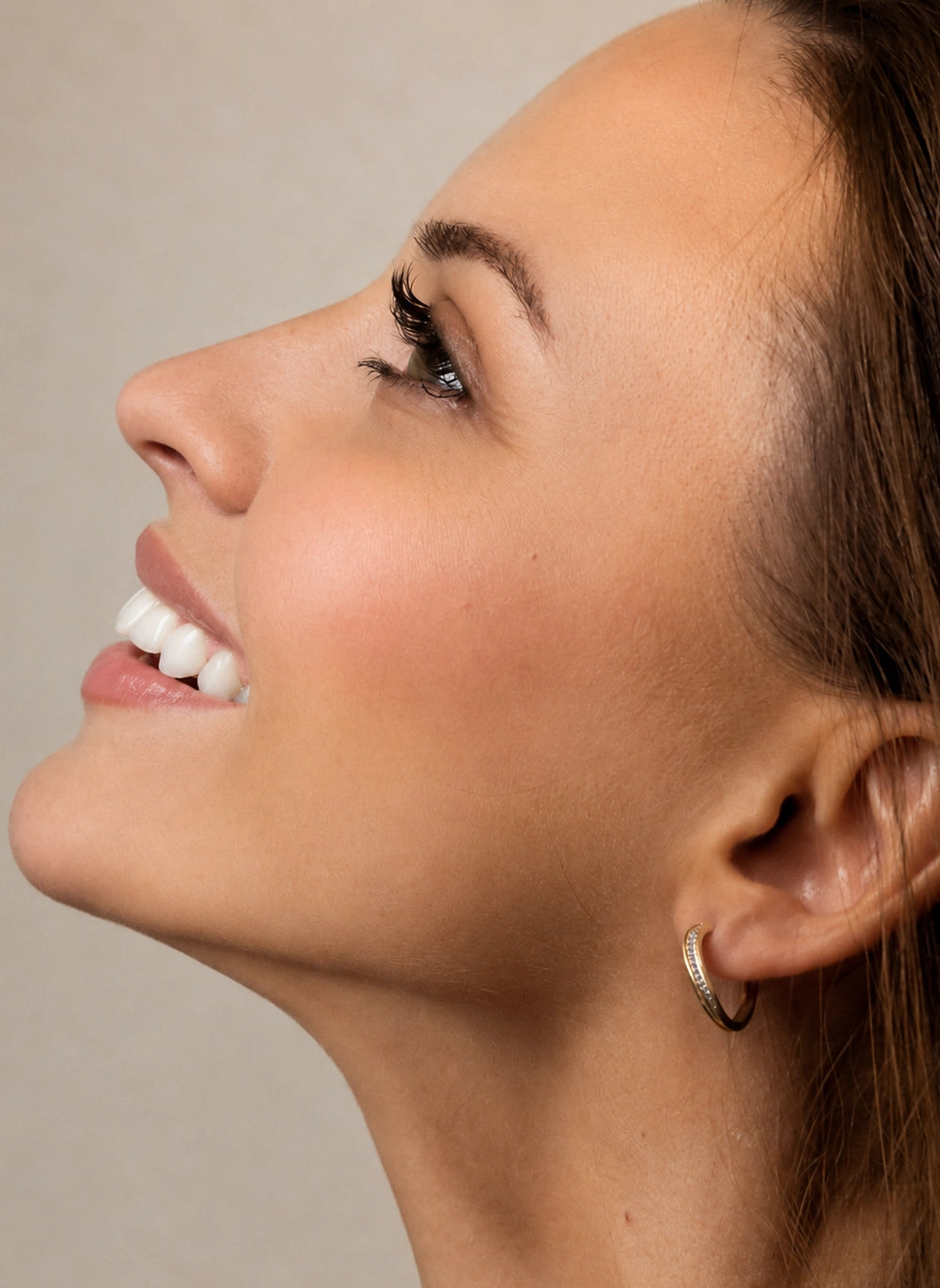 Femme souriante et apaisée