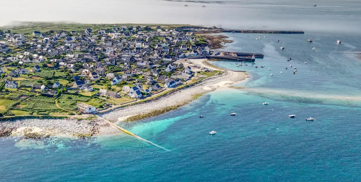 Île de molène vue du ciel, source de nos actifs marins cosmétiques au coeur du parc naturel marin de la mer d'iroise