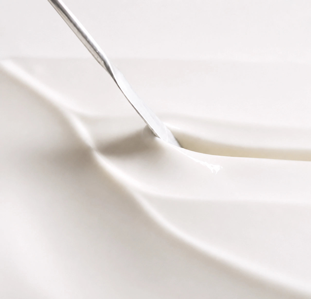 Texture onctueuse d’une crème visage Thaléïs Océan prélevée à la spatule, révélant une formule douce, légère et sensorielle conçue pour hydrater la peau et lui apporter confort et souplesse.