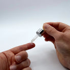 Sérum anti-age marin sur doigt