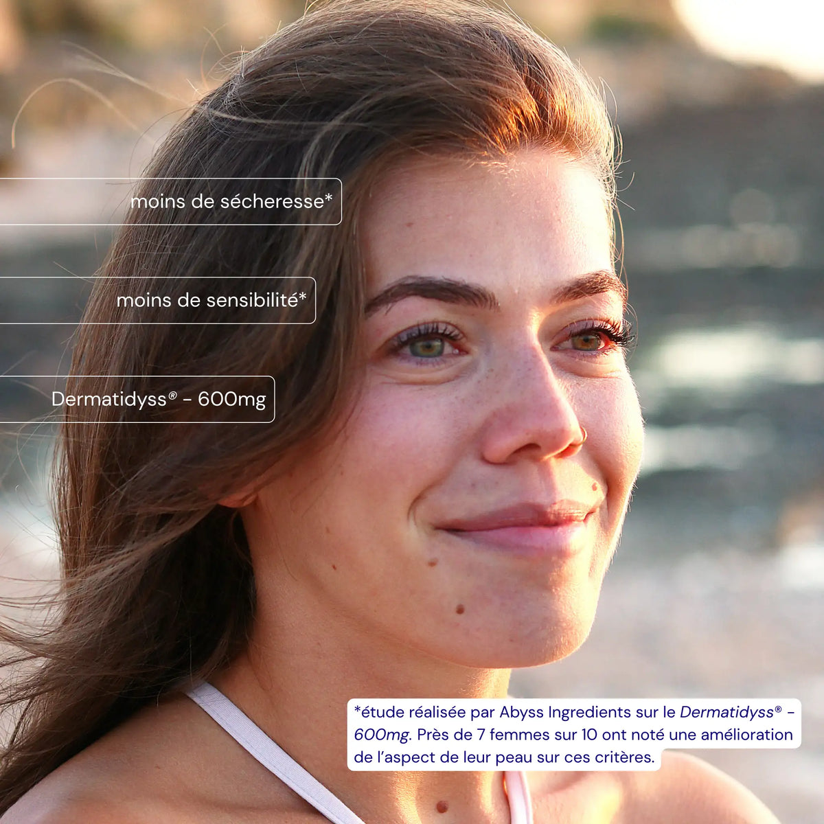 Femme souriante prenant SkinGlow, complément alimentaire Thaléïs conçu pour le confort et l’éclat de la peau.
