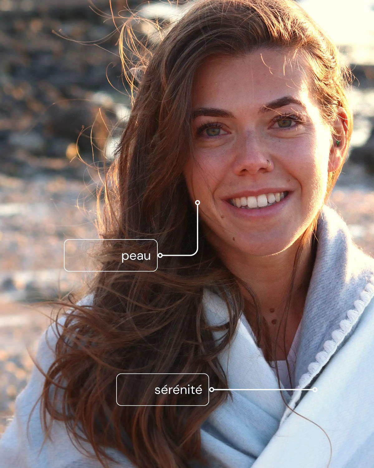 Femme souriante et détendue utilisant notre complément alimentaire SkinGlow, pensé pour les peaux atopiques et la sérénité