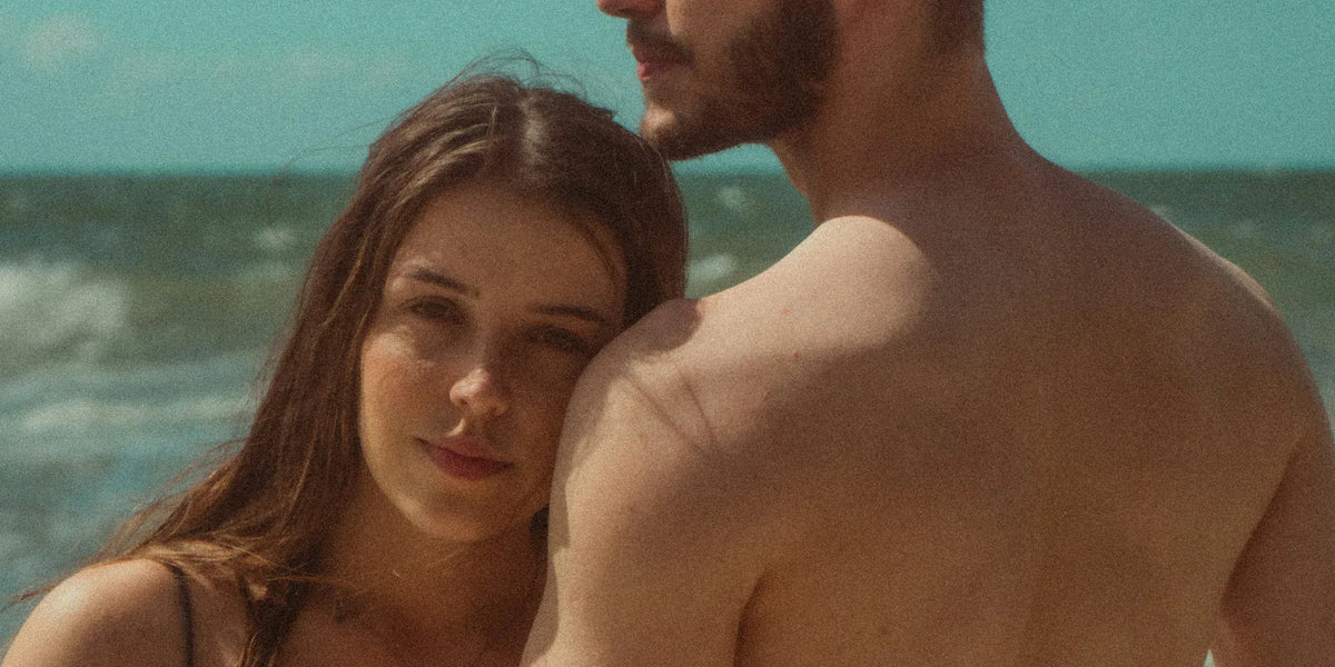 Couple au bord de l’océan, dans une atmosphère naturelle et apaisante, illustrant l’univers de Thaléïs Océan et son approche de la beauté et du bien-être inspirée par la mer et les actifs marins.